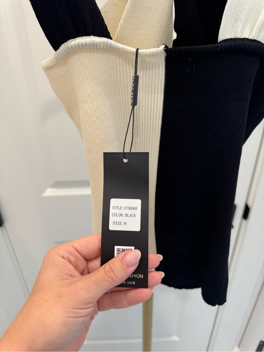 Colorblock Black and Cream Ribbed Top - Picture 4 of 4